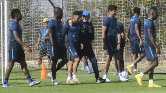 Parte de la selección ecuatoriana durante un entrenamiento en Segovia, España, el 21 de septiembre de 2022.