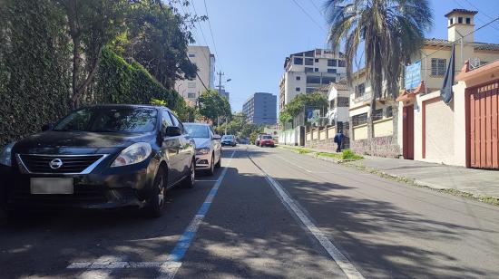 Autos parqueados en la Zona Azul de Quito, el 22 de septiembre de 2022.