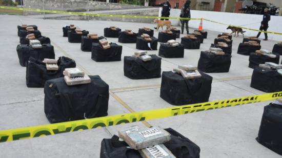Imagen de las 88 maletas con las tres toneladas y media de cocaína decomisadas por la Policía, en un puerto de Guayaquil, el 23 de septiembre de 2022.