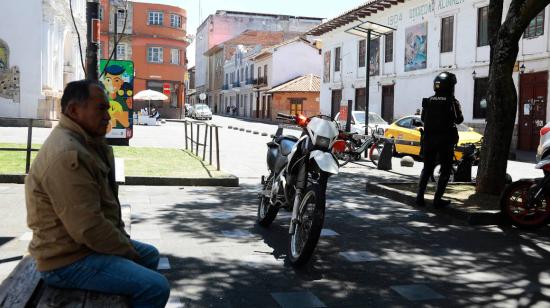 La Policía realiza patrullajes en el centro de Cuenca, donde han ocurrido robos a personas y vehículos. 