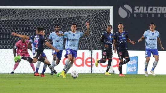 Fernando Gaibor, de Independiente del Valle, antes de patear un tiro libre en el partido por la Fecha 12 de la LigaPro, ante Macará.