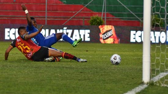 Los jugadores de Emelec y Deportivo Cuenca luego de disputar un balón que se direcciona al arco, en el partido por la Fecha 7 de la LigaPro 2022.