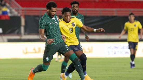 Gonzalo Plata, de Ecuador, intenta recuperar una pelota en el partido ante Arabia, en Murcia, el 23 de septiembre de 2022.