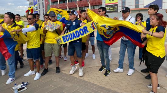 Hinchas ecuatorianos alentando fuera del estadio Enrique Roca de Murcia, el 23 de septiembre de 2022.