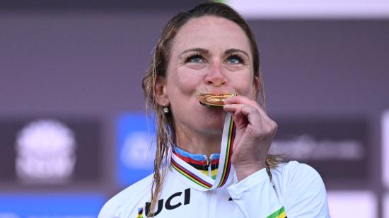 Annemiek Van Vleuten, de Países Bajos, celebra tras ganar la medalla de oro en la carrera de élite femenina en ruta del Campeonato Mundial de Ruta UCI 2022.