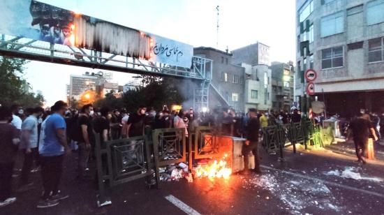 Manifestantes se enfrentan a la Policía en el centro de Irán, el 22 de septiembre de 2022. 