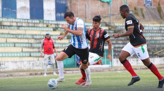 Jugadores de Deportivo Quito y del Independiente San Pedro de Alausí durante el partido de ida de los dieciseisavos de final del Ascenso Nacional.