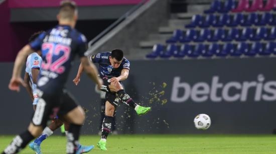 Fernando Gaibor cobra un penal ante Macará por la Fecha 12 de la LigaPro, el 24 de septiembre de 2022.