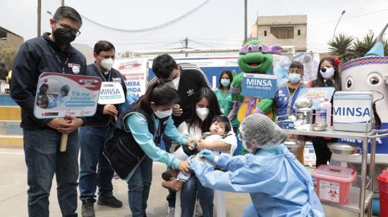 Un niño de siete meses recibe su dosis contra el Covid-19, en Perú, el 25 de septiembre de 2022. 