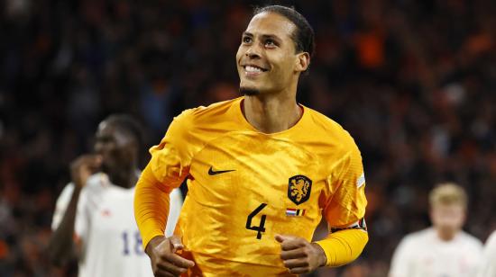 Virgil van Dijk celebra tras anotar el gol 1-0 en el partido de la Liga de Naciones entre Países Bajos y Bélgica, el 25 de septiembre de 2022.