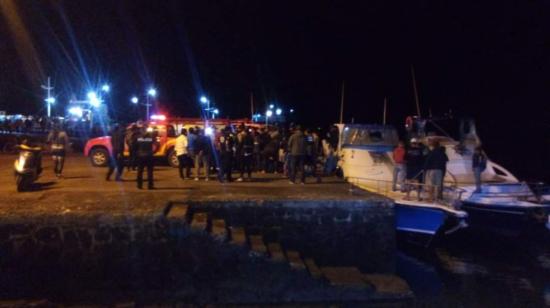 Momento del rescate de la lancha 'Angy', tras naufragar en la ruta Isabela-Santa Cruz, en las islas Galápagos, la noche del 25 de septiembre de 2022.