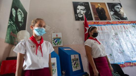 Dos jóvenes custodian una urna durante la votación por el referendo sobre el nuevo código de familia en Cuba, el 25 de septiembre de 2022.