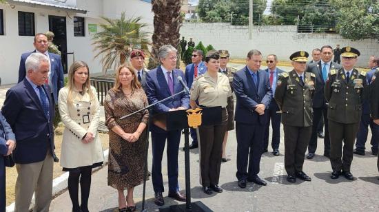 El presidente Guillermo Lasso, durante un recorrido a los dormitorios del oficiales de la Escuela Superior de Policía, en Quito, el 26 de septiembre de 2022.