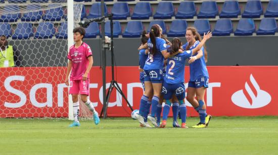 Las jugadoras de Universidad de Chile festejan un gol convertido a Dragonas IDV en la Fecha 1 de la Libertadores femenina, en el estadio Banco Guayaquil.