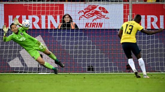 Enner Valencia ejecuta un tiro desde el punto penal ante Japón, en Düsseldorf, el 27 de septiembre de 2022.