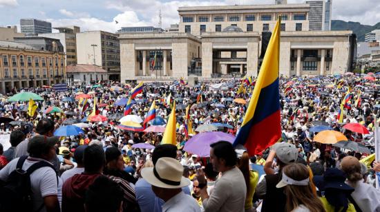 Ciudadanos participan en una protesta contra el gobierno del presidente de Colombia, Gustavo Petro, en la Plaza de Bolívar en Bogotá, el 26 de septiembre de 2022.