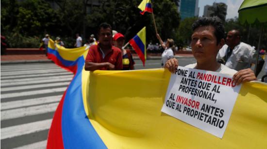 Ciudadanos participan en una protesta contra el gobierno del presidente de Colombia, Gustavo Petro, en Cali, Colombia el 26 de septiembre de 2022.