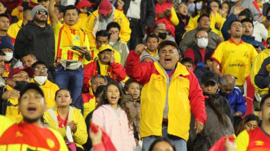 Hinchas del Aucas, durante el partido ante Universidad Católica, en el estadio Gonzalo Pozo Ripalda, el 4 de septiembre de 2022.