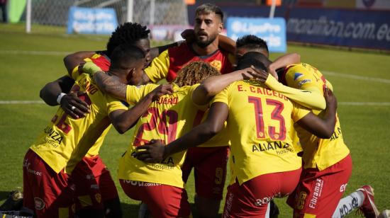 Los jugadores de Aucas celebran un gol convertido ante Técnico Universitario en el Gonzalo Pozo Ripalda, el 18 de septiembre de 2022.