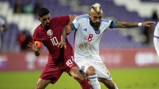Arturo Vidal, de Chile, y Hasan Al-Haydos, de Qatar, en un partido amistoso el 27 de septiembre de 2022.