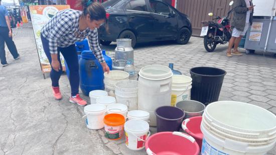 En las calles de Pifo, la gente espera a que pasen los tanqueros. 