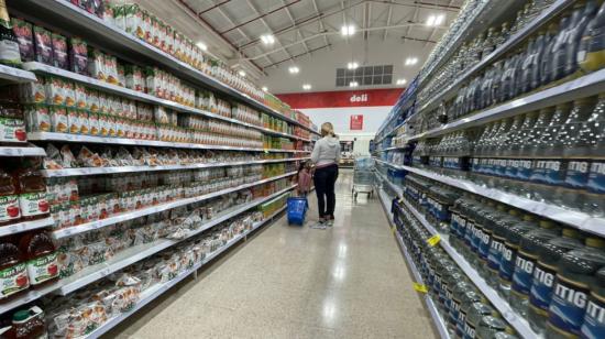 Personas en un supermercado en el norte de Quito, en septiembre de 2022.