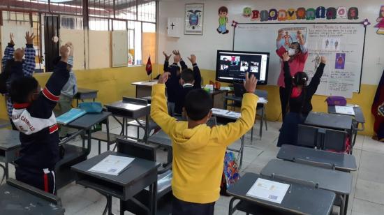 Imagen de archivo del retorno progresivo a clases presenciales, luego de más de un año de virtualidad, en planteles educativos de Quito.