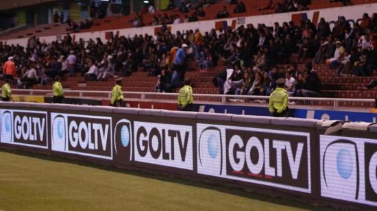 Imagen de una valla publicitaria de GolTV en el estadio Rodrigo Paz Delgado, en Quito.