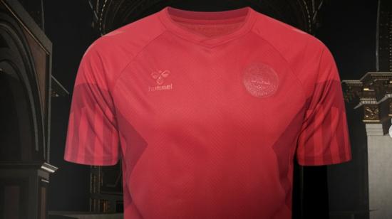 La camiseta de Dinamarca para el Mundial de Qatar 2022.