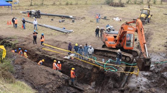 Obreros de la  Empresa Pública Metropolitana de Agua Potable y Saneamiento (Epmaps) trabajan en la reparación de una tubería de agua potable, el 29 de septiembre de 2022.