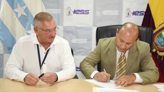 José Jouvín, presidente nacional de Solca; y Félix Pilco, director del IESS en Guayas, durante la firma de un convenio de pago, el 28 de septiembre de 2022.