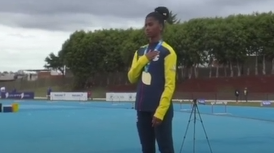 La deportista ecuatoriana, Anahí Suárez, en el podio luego de conseguir medalla de oro en el Campeonato Sudamericano Sub 23, de Brasil, el 29 de septiembre de 2022.