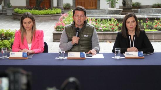 La secretaria de DDHH, Paola Flores, el ministro de Gobierno, Francisco Jiménez, y la viceministra de Gobernabilidad, Ana Changuín, anunciaron la mesa de diálogo de mujeres, el 29 de septiembre de 2022.