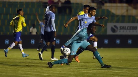 Saque del arquiero de Universidad Católica, Darwin Cuero, en el partido ante Gualaceo por la Fecha 12 de la LigaPro, el 30 de septiembre de 2022.