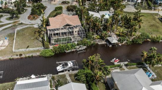 Una dron muestra los daños causados ​​a las propiedades tras el paso del huracán Ian en Bonita Shores, Florida, Estados Unidos, el 29 de septiembre de 2022.