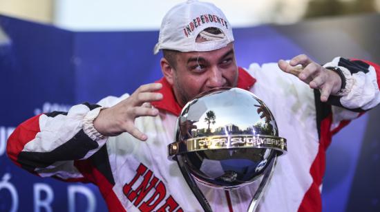 Un aficionado posa con el trofeo de la Copa Sudamericana mientras asiste a la Fiesta Sudamericana, en Córdoba, el 29 de septiembre de 2022.