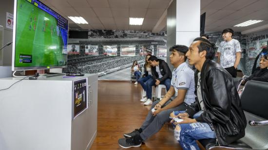 Liga Deportiva Universitaria organizó un torneo de eSports donde jugaron varios hinchas del equipo 'albo'.