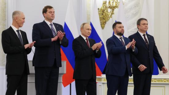 El presidente ruso Vladimir Putin (centro) con los jefes de los cuatro territorios ucranianos, durante la firma de los tratados de adhesión de sus territorios a Rusia, en el Palacio del Kremlin, en Moscú, Rusia, el 30 de septiembre de 2022.