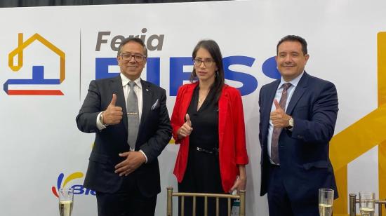 El exgerente del Biess, Iván Tobar (tercero a la derecha) en la feria de vivienda del Biess el 14 de septiembre de 2022, en Quito.