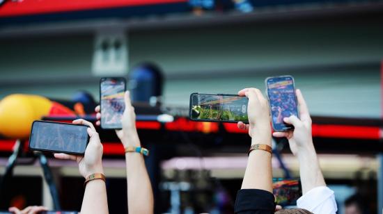 Usuarios toman fotografías en un evento de la Fórmula 1 en Singapur, el 30 de septiembre de 2022. 