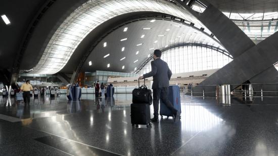 Pasajeros caminan por el aeropuerto de Doha, en septiembre de 2022.