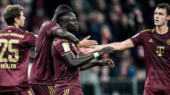 Sadio Mane celebra con sus compañeros el gol que marcó durante el partido entre Bayern Múnich y el Bayer Leverkusen, por la Bundesliga el 30 de septiembre de 2022.