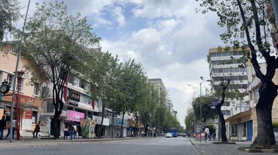 En las mañanas, las personas caminan con tranquilidad. Hay varios locales y restaurantes. 