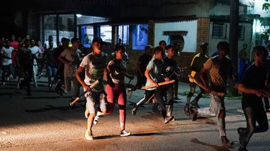 Varios cubanos, con palos y bates de béisbol, protestan por una calle de La Habana, el 30 de septiembre de 2022. 