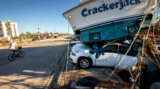 Un barco se asienta sobre un auto en la isla de San Carlos tras el paso del huracán Ian, en Florida, el 30 de septiembre de 2022. 