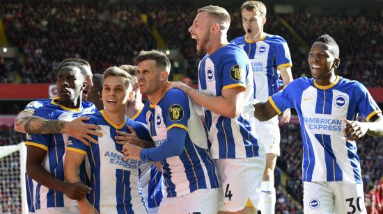 Los jugadores del Brighton festejan un gol ante el Liverpool, en Anfield, el 1 de octubre de 2022.