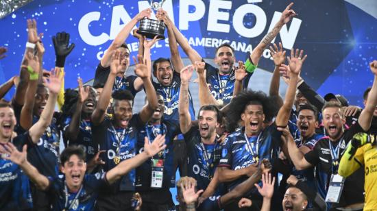 Jugadores de IDV levantan el trofeo de la Copa Sudamericana. 