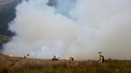 Bomberos en el cerro Puntas, el 2 de octubre de 2022.