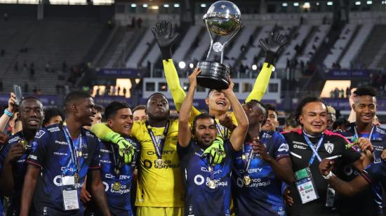 Los jugadores de IDV levantan el título de la Copa Sudamericana 2022, el sábado 1 de octubre.