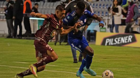 Alejandro Cabeza, de Emelec, intenta controlar una pelota en el partido ante Mushuc Runa, en Ambato, el 1 de octubre de 2022.